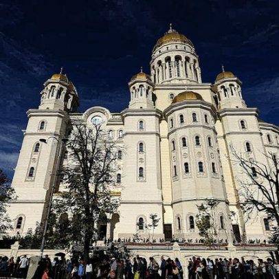Hino fascista na maior catedral ortodoxa expõe passado sombrio da Romênia