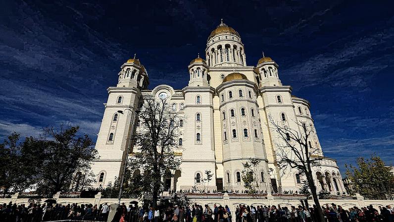 Hino fascista na maior catedral ortodoxa expõe passado sombrio da Romênia