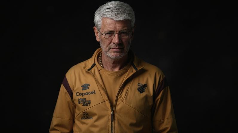 Odair Hellmann teve 56,8% de aproveitamento pelo Athletico em 2025. Foto: Douglas Moreti/Agência F8/Gazeta Press