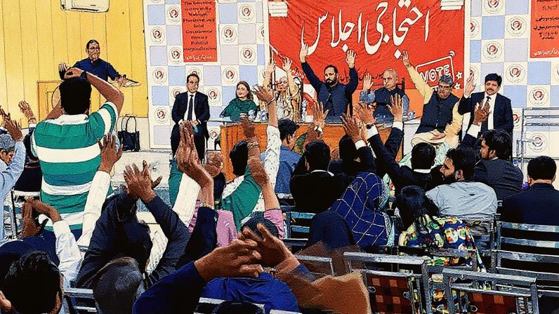 Manifestantes reunidos em uma assembleia popular contestam a nova Lei de Governo Local, que elimina a possibilidade de eleição direta para as vagas reservadas às minorias - Foto: Reprodução