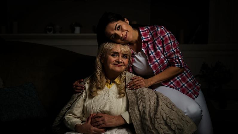 Quando os papéis se invertem, o cuidado se torna a nova linguagem de amor entre pais e filhos - Foto: Freepik