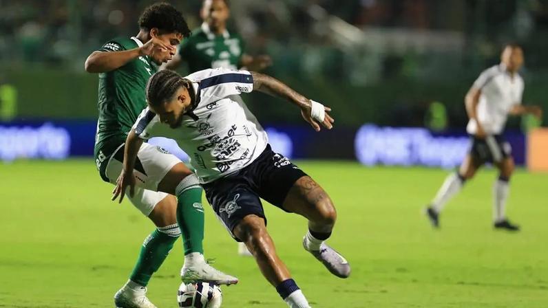 Remo e Goiás fazem confronto direto na briga pelo acesso à Série A (Foto: Carlos Costa/UAI Foto/Gazeta Press)