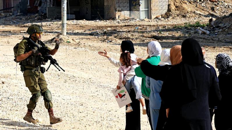 Desplazados de Nur Shams, ante una valla israelí que les impide el regreso, este martes. ALAA BADARNEH (EFE)