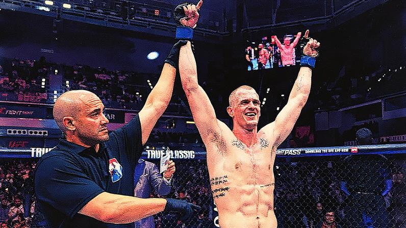 Ian Garry comemora vitória no UFC Qatar (Foto: Reprodução / Instagram @iangarry)