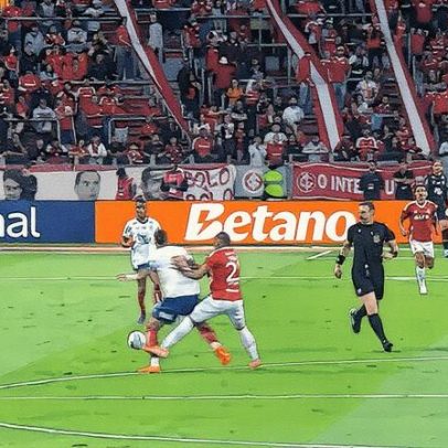 Análise do VAR em lance polêmico entre Inter e Bahia aponta intimidação