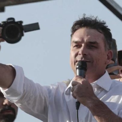 Flávio convoca vigília religiosa em frente ao condomínio de Bolsonaro