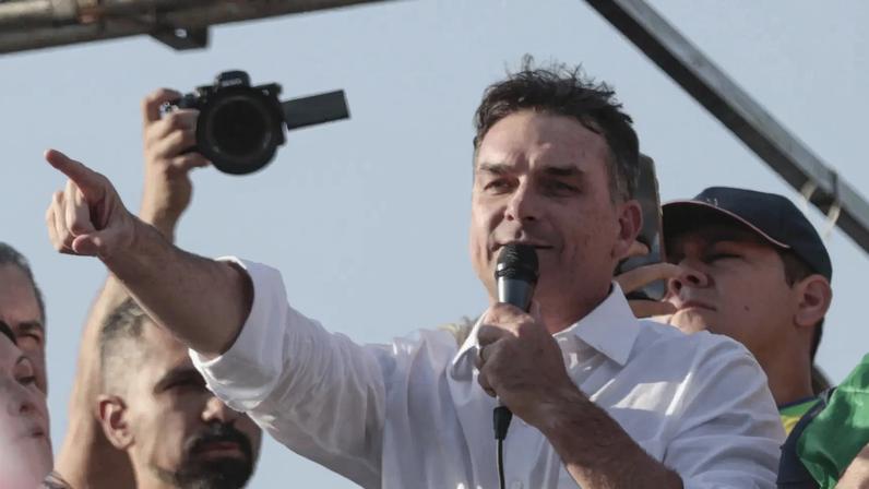 Flávio convoca vigília religiosa para a frente do condomínio de Bolsonaro. (Foto: Joédson Alves / Agência Brasil)