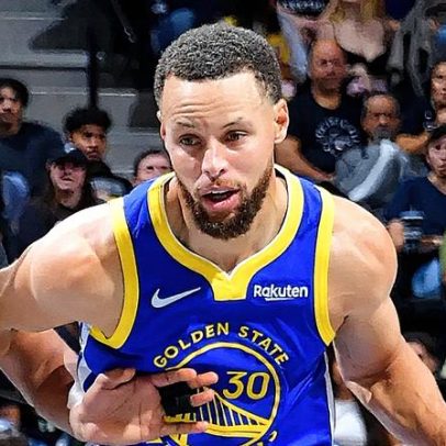 Com tênis novo, Curry explode e Warriors vencem Spurs