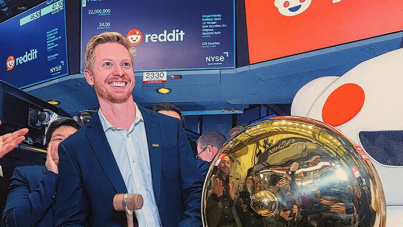 O CEO do Reddit., Steve Huffman, após tocar o sino na Bolsa de Valores de Nova York em 2024; à época, ações tiveram preço inicial de US$ 47