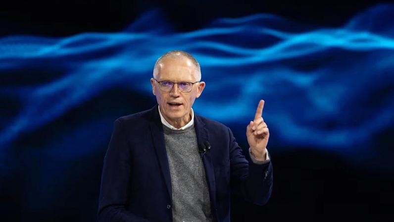 Líder da criação da Stellantis, instado a sair, mira o setor aéreo