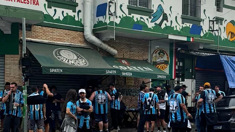 Torcedores do Grêmio nos arredores do Allianz Parque antes de partida contra o Corinthians (Foto: Vitor Palhares/Lance!)