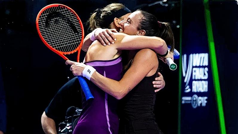 Luisa Stefani (d) abraça a parceira Timea Babos após nova vitória (Foto: Jimmie 48 Photography/WTA)