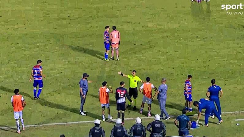Partida ficou parada por cinco minutos (Foto: Reprodução/Sportv)