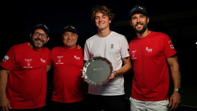 João Fonseca com o fisioterapeuta Egídio Magalhães (e), o preparador físico Emmanuel Jiménez e o técnico Guilherme Teixeira (Foto: Arquivo pessoal)