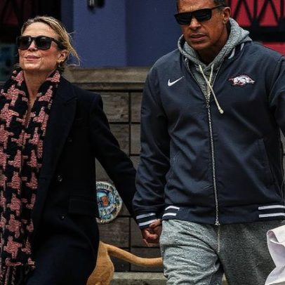 Amy Robach exibe seu enorme anel de noivado