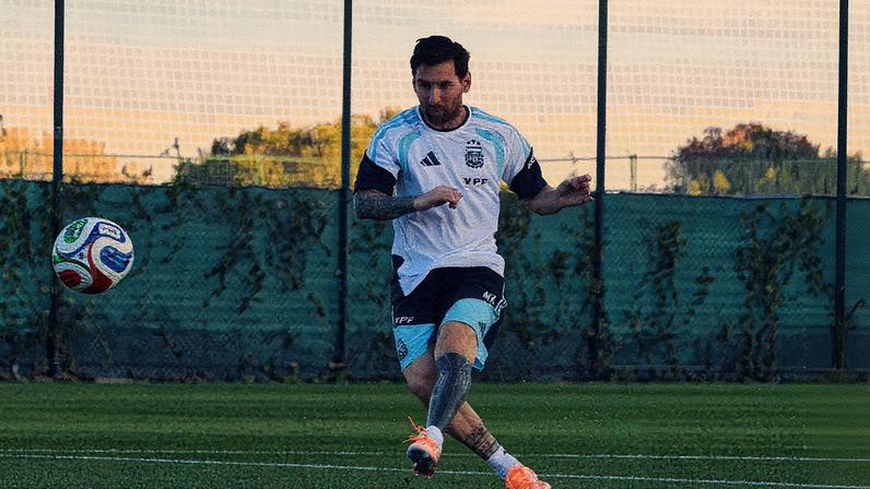 1 de 2 Messi durante treino da seleção da Argentina antes do amistoso contra Angola — Foto: Divulgação / AFA
