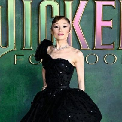 Ariana Grande usa vestido vintagem de tule preto criado por Gilbert Adrian na première de Wicked em Londres