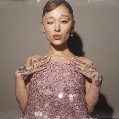 Ariana Grande usa vestido rosa de paetês Balenciaga para Glinda em Wicked