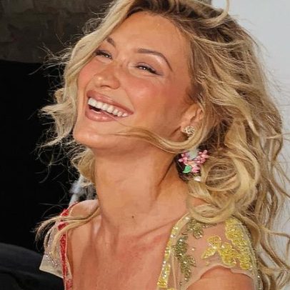 Bella Hadid usa vestido transparente com pedrarias de Clio Peppiatt para Orebella