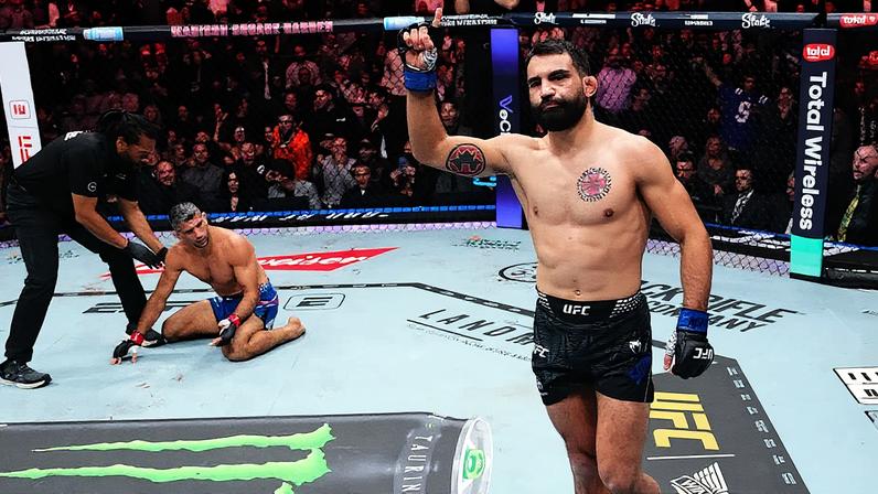 Benoit Saint-Denis nocauteia Beneil Dariush no UFC 322 (Foto: Reprodução/UFC)