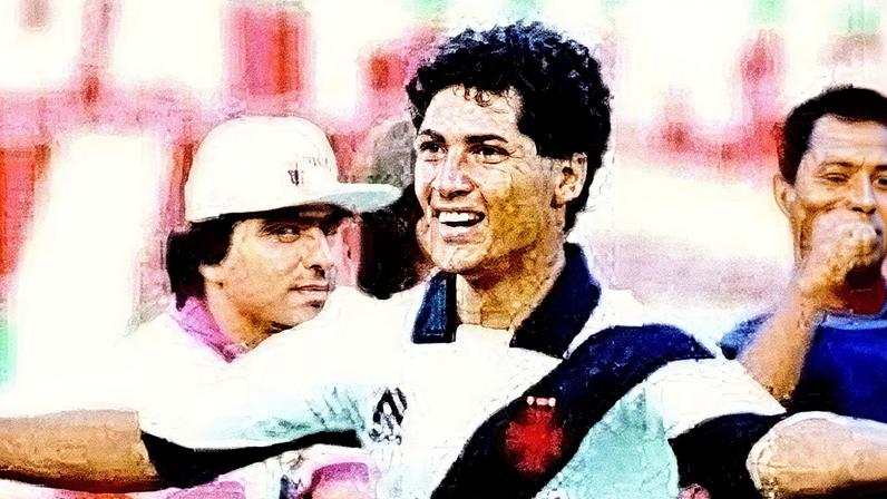 Bismarck comemora o gol que abriu o placar na vitória vascaína sobre o Grêmio em 1988, no Estádio Olímpico. (Vasco)
