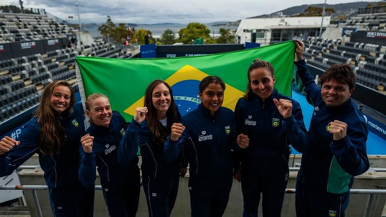 Equipe tem Ana Candiotto, Laura Pigossi, Luísa Stefani, Nauhany Silva, Ingrid Martins e o capitão Luiz Peniza (Foto: André Gemmer/CBT)