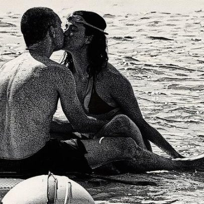 Margaret Qualley beija o marido em dia de praia