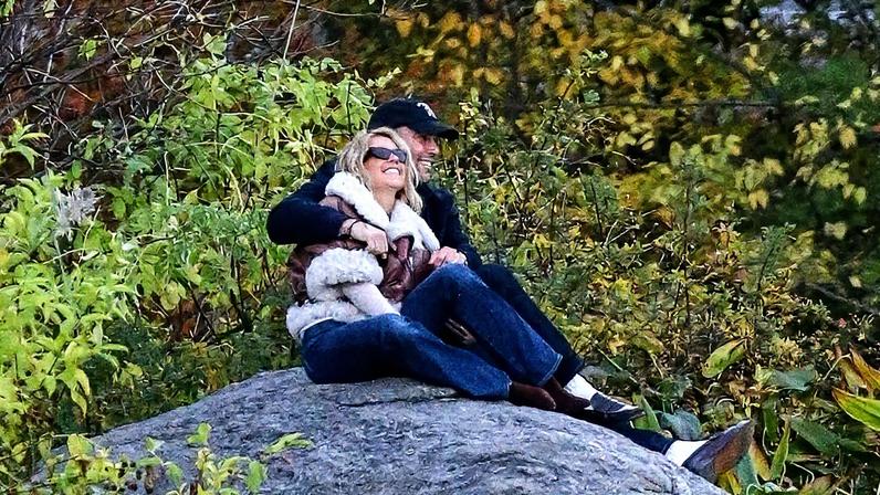 Sydeney Sweenwy ao lado do atual namorado — Foto: The Grosby Group