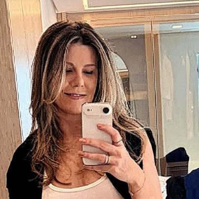 Esposa de Tiago Leifert surge em frente ao espelho e detalhe rouba a cena