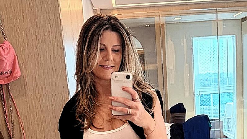 Mulher de Tiago Leifert posa em frente ao espelho e detalhe rouba a cena — Foto: Reprodução/Instagram