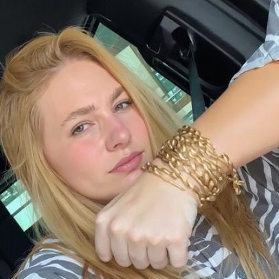 Virginia Fonseca não consegue retirar acessório usado na Grande Rio desde ontem