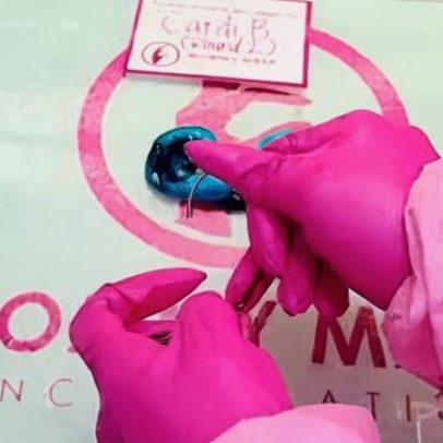 Cardi B transforma cordão umbilical do filho em pingente de ouro em formato de coração