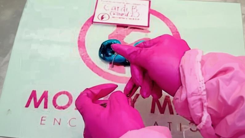 Cardi B transforma cordão umbilical do filho em pingente de ouro em formato de coração — Foto: Reprodução/Instagram