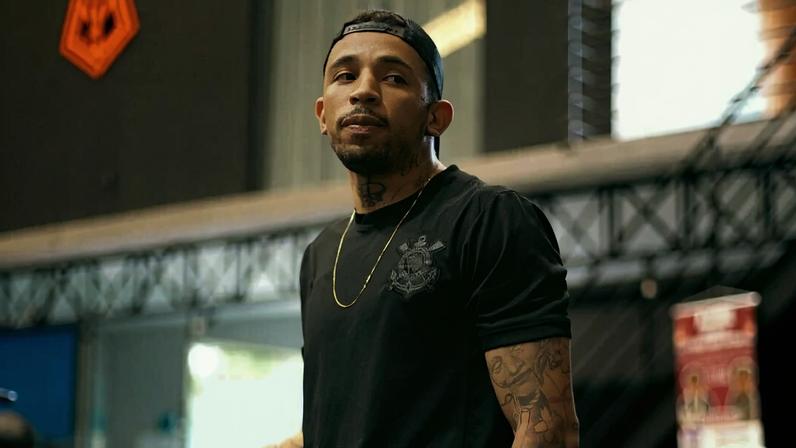 Carlos Prates, do UFC, em treino com a camisa do Corinthians (Foto: Reprodução/Instagram: @thenightmare_170)