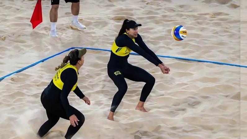 Carol e Rebecca disputam o bronze no Mundial de Vôlei de Praia 2025 (Foto: Volleyball World)