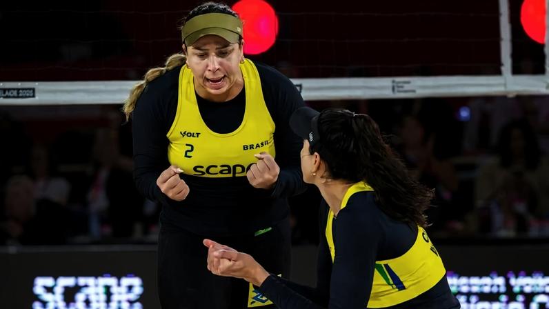 Carol e Rebecca na semifinal do Mundial de Vôlei de Praia (Foto: Volleyball World)