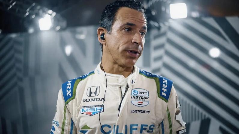 Helio Castroneves: suado, molhado e com o macacão sujo, mas feliz por ter participado deste grande momento do automobilismo em Cuiabá (Foto Marcelo Melo/Vicar)