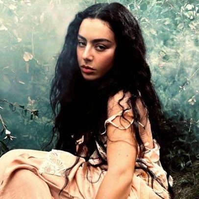 Charli XCX lança Cadeias de Amor em trailer de Morro dos Ventos Uivantes