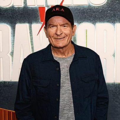 Charlie Sheen pressiona acordos pré-nupciais após divórcios caros