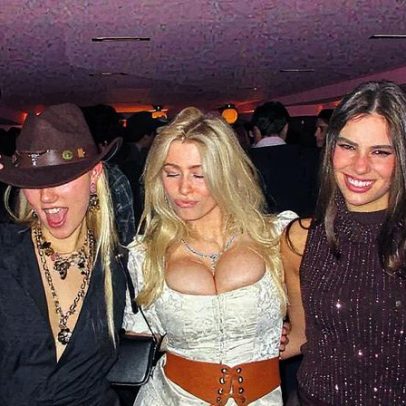 Filha de Claudia Schiffer, Clementine, 21, usa corset branco no Instagram