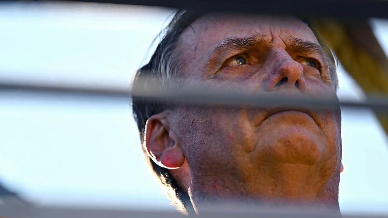 Defesa cita sequelas da facada, problemas cardíacos e pulmonares e risco de mal súbito para justificar permanência de Bolsonaro em casa. (Foto: EFE/Andre Borges)