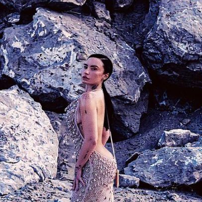 Demi Lovato aparece nua em malha transparente para capa da Who What Wear