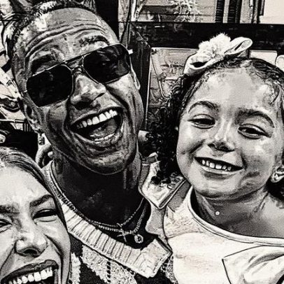 Léo Santana comemora 20 anos de carreira após adiamento de show e recebe homenagem de Lore