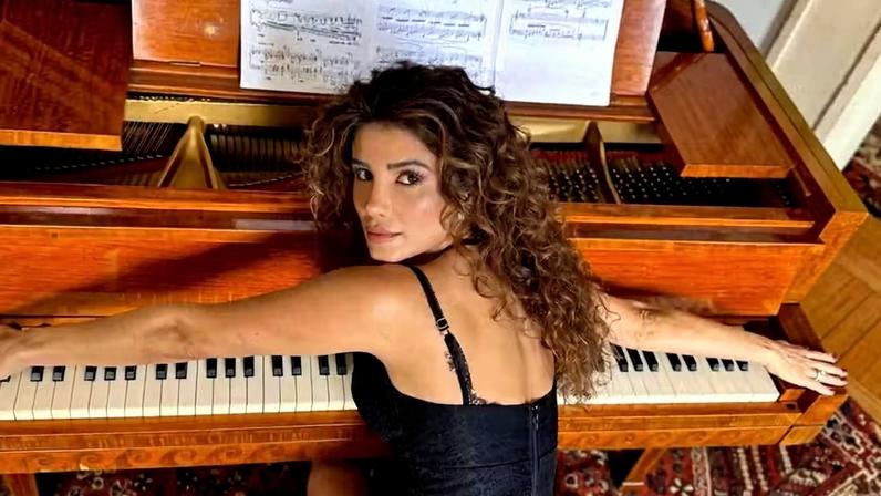 Paula Fernandes revela autorização de Adele para regravar Set Fire to the Rain