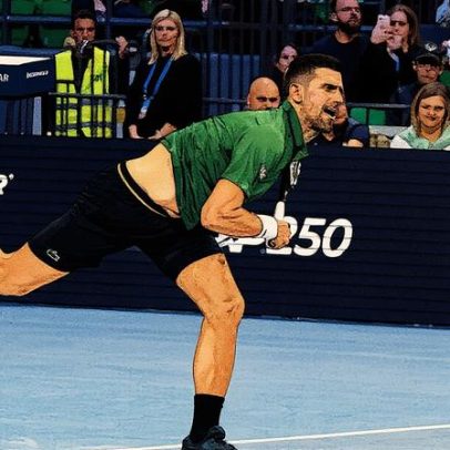 Djokovic vence 200ª no indoor e avança à oitava semifinal da temporada
