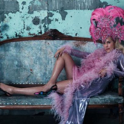 Elizabeth Berkley reestreia como musa na nova campanha da Betsey Johnson