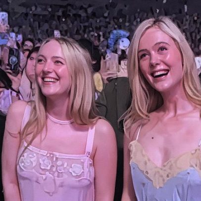 Elle e Dakota Fanning com lingerie rendada em show de Sabrina Carpenter