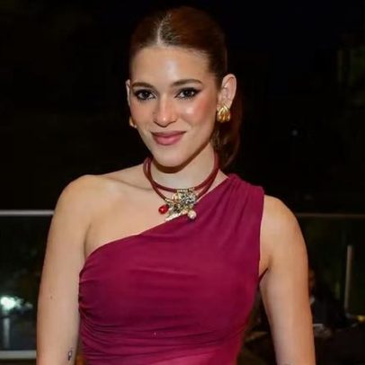 Ana Clara vai a festa com sapato imobilizador após quebrar dedo do pé