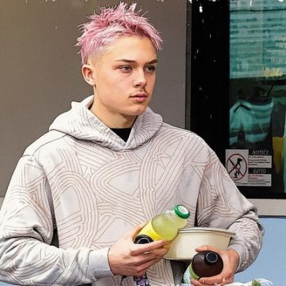 Knox Jolie-Pitt, 17, revela transformação de cabelo ousada