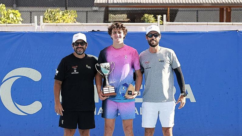 João Fonseca a o fisioterapeuta Egídio Magalhães Jr. (de camisa preta) e o técnico Guilherme Teixeira (Foto: Tennis Australia)